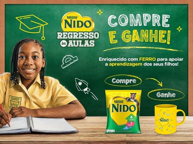 Aluna sorridente à secretária com um caderno aberto, fundo verde e o logótipo da NIDO.