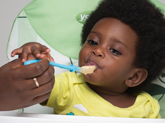 Les premiers repas de bébé à la cuillère : toute une aventure